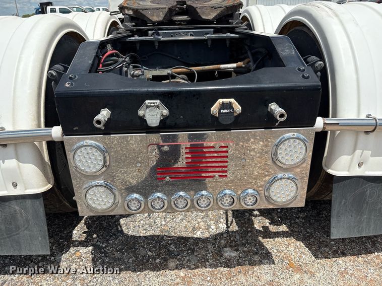 image for item DX8059 2017 Peterbilt 389 semi truck