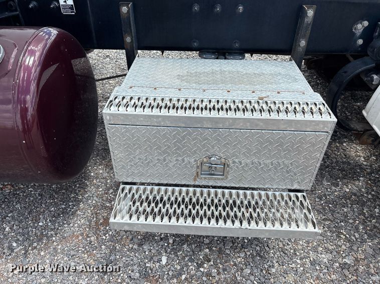 image for item DX8059 2017 Peterbilt 389 semi truck