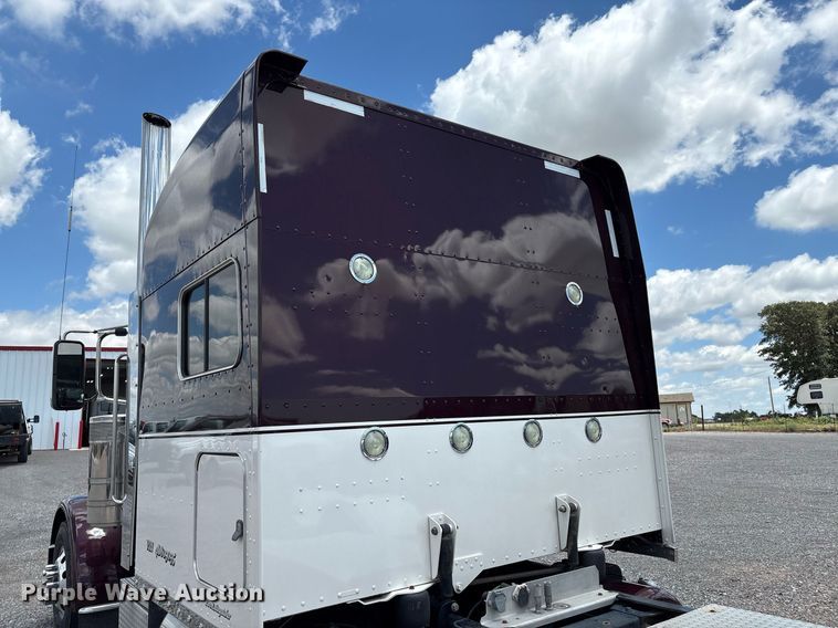 image for item DX8059 2017 Peterbilt 389 semi truck