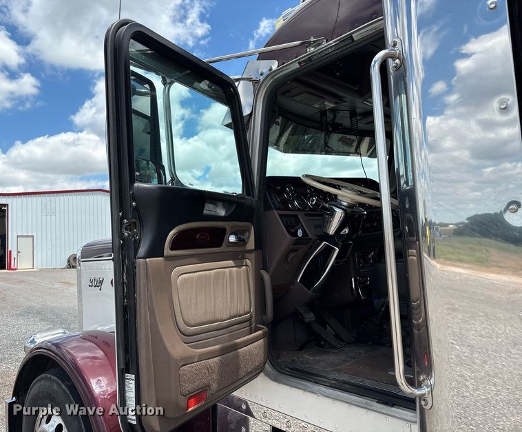 image for item DX8059 2017 Peterbilt 389 semi truck