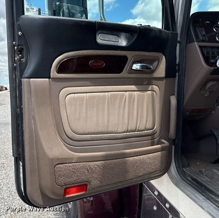 image for item DX8059 2017 Peterbilt 389 semi truck