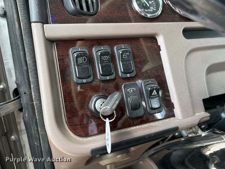 image for item DX8059 2017 Peterbilt 389 semi truck