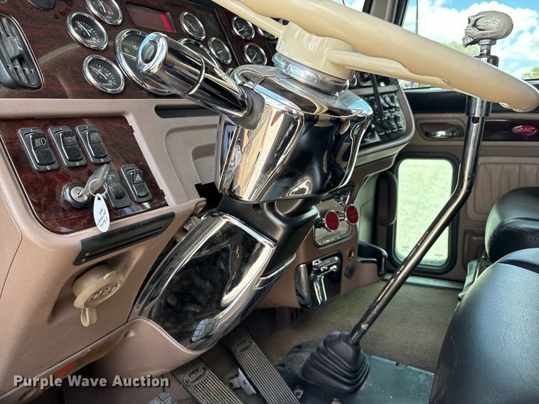 image for item DX8059 2017 Peterbilt 389 semi truck