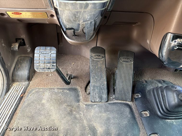 image for item DX8059 2017 Peterbilt 389 semi truck