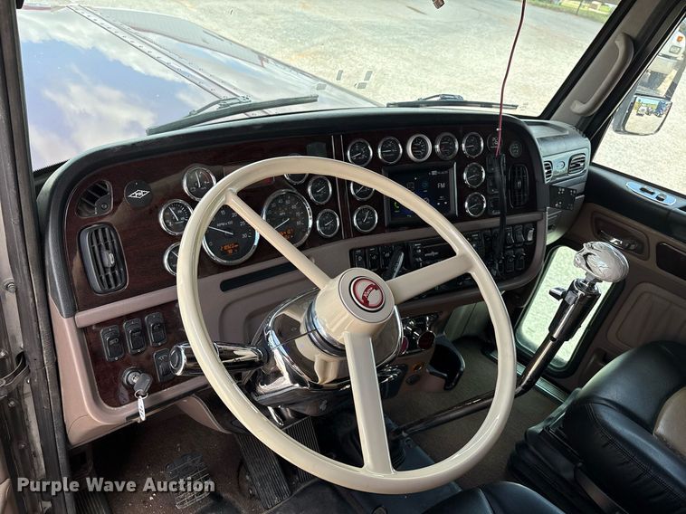 image for item DX8059 2017 Peterbilt 389 semi truck