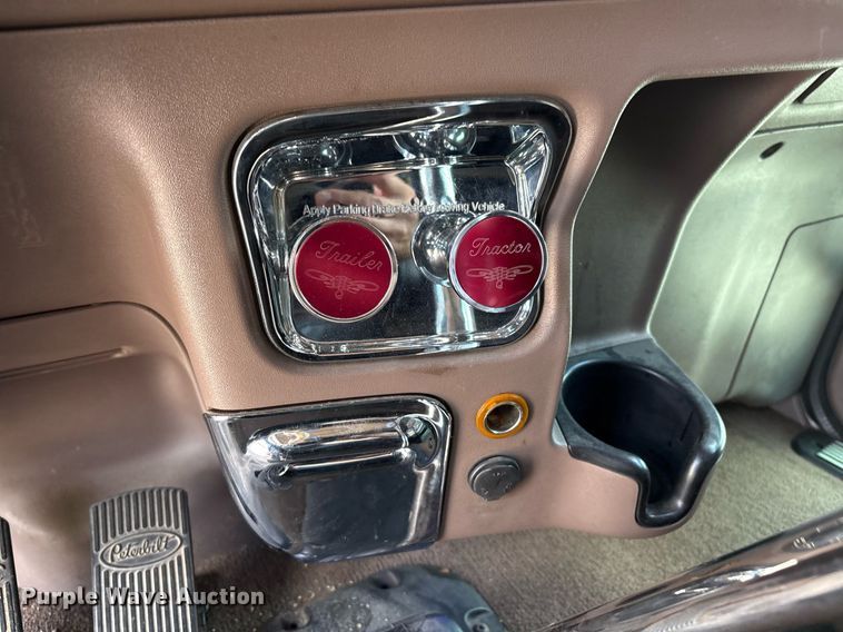 image for item DX8059 2017 Peterbilt 389 semi truck