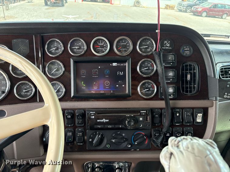 image for item DX8059 2017 Peterbilt 389 semi truck