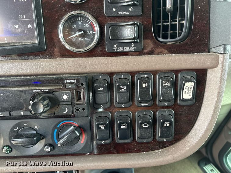 image for item DX8059 2017 Peterbilt 389 semi truck