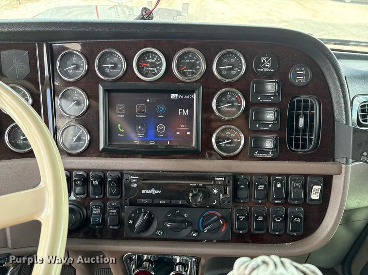 image for item DX8059 2017 Peterbilt 389 semi truck