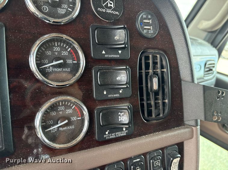 image for item DX8059 2017 Peterbilt 389 semi truck