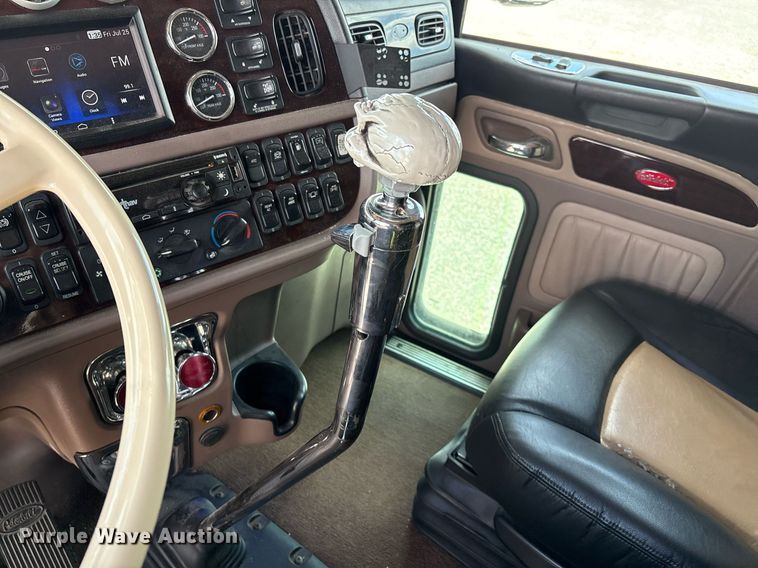 image for item DX8059 2017 Peterbilt 389 semi truck