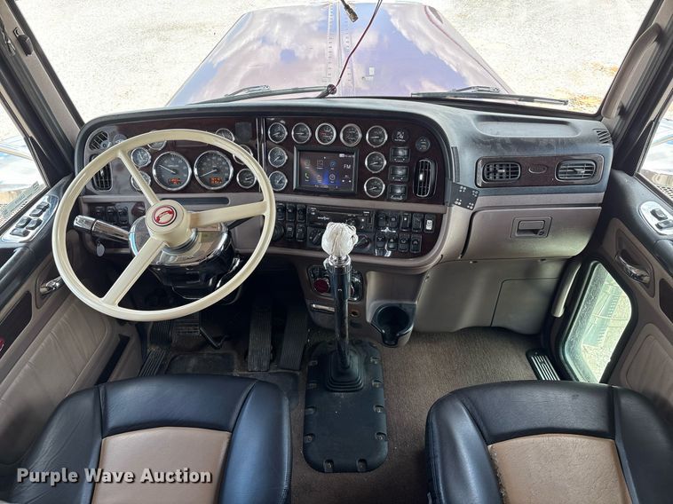 image for item DX8059 2017 Peterbilt 389 semi truck