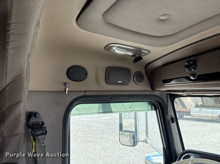 image for item DX8059 2017 Peterbilt 389 semi truck