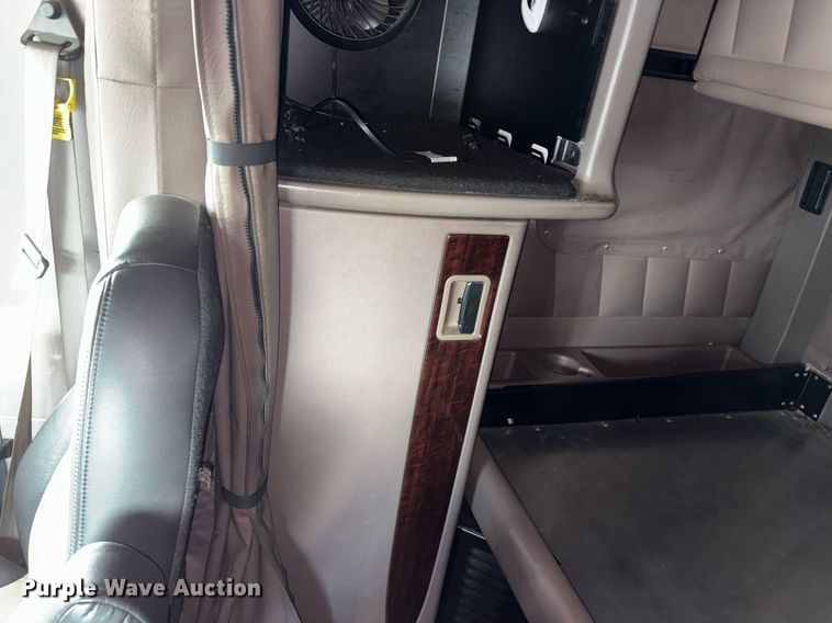 image for item DX8059 2017 Peterbilt 389 semi truck