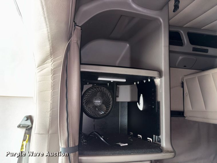 image for item DX8059 2017 Peterbilt 389 semi truck