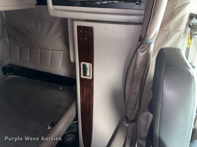 image for item DX8059 2017 Peterbilt 389 semi truck