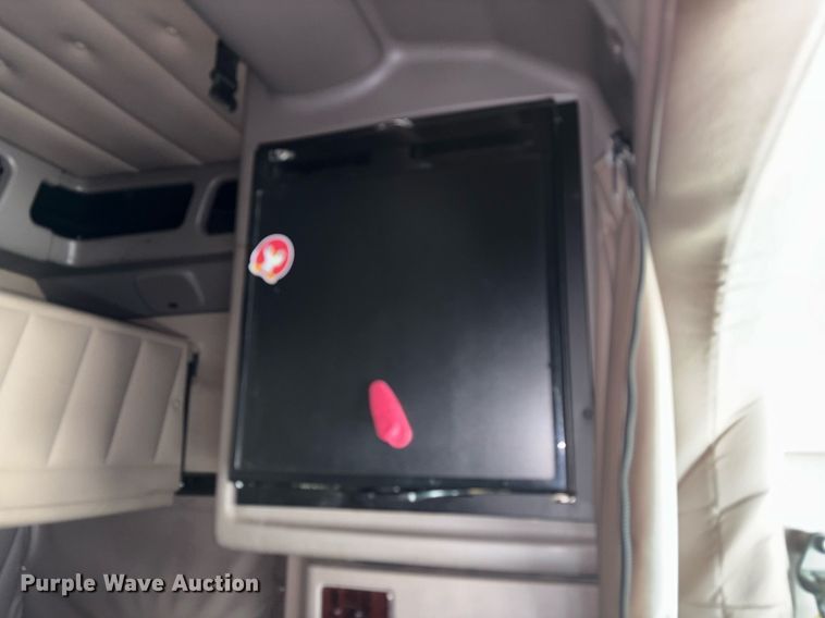 image for item DX8059 2017 Peterbilt 389 semi truck