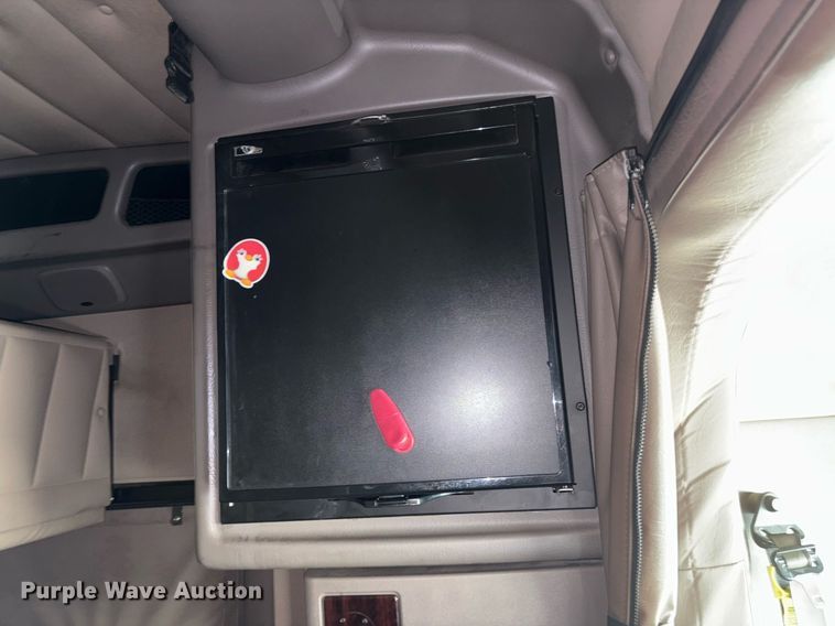 image for item DX8059 2017 Peterbilt 389 semi truck