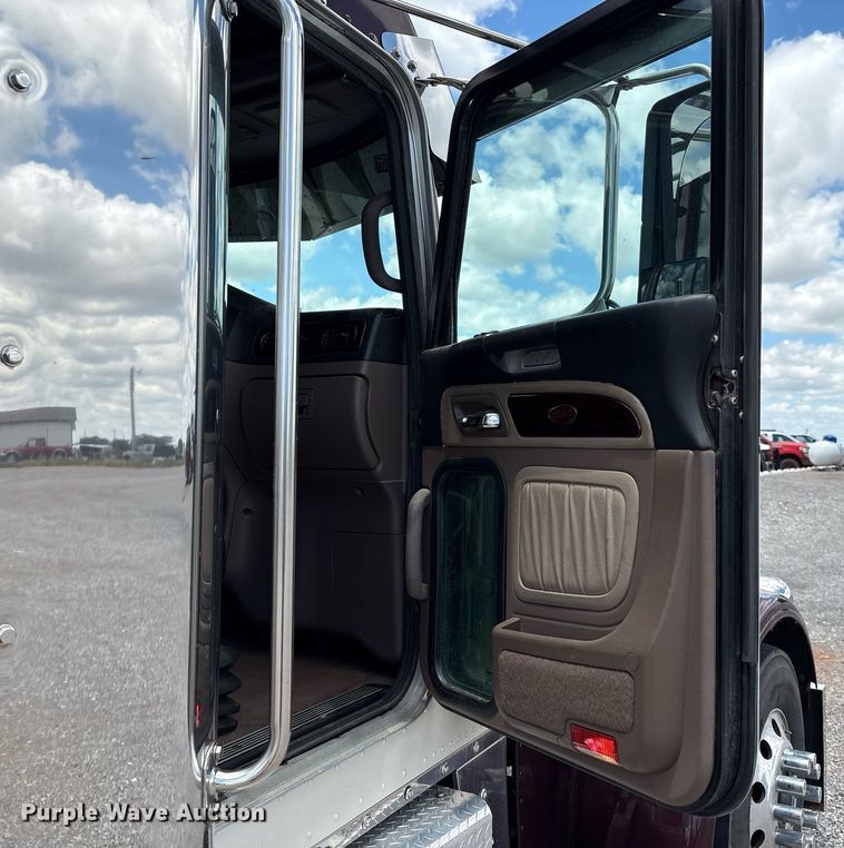 image for item DX8059 2017 Peterbilt 389 semi truck