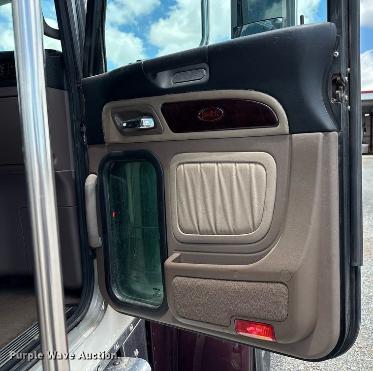 image for item DX8059 2017 Peterbilt 389 semi truck