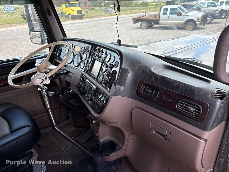 image for item DX8059 2017 Peterbilt 389 semi truck