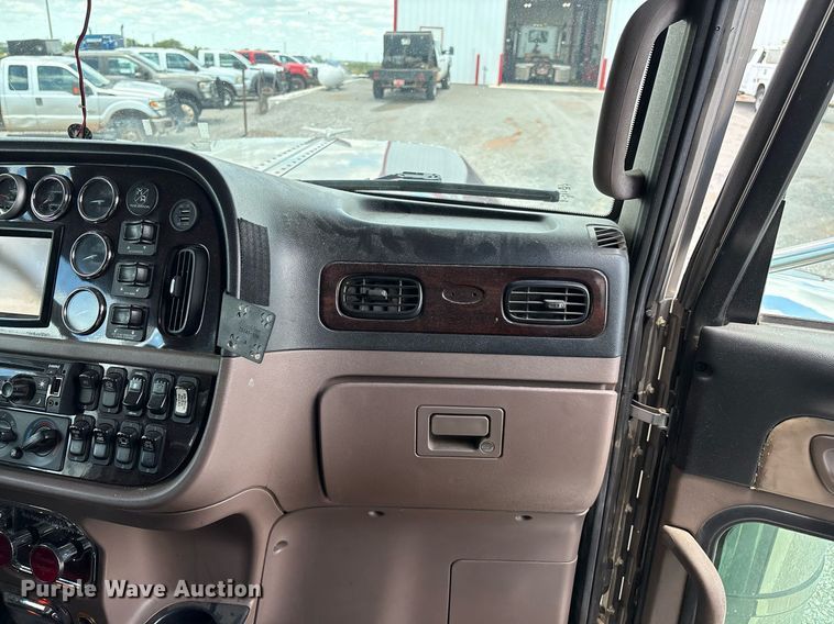 image for item DX8059 2017 Peterbilt 389 semi truck