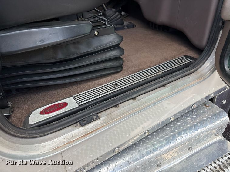 image for item DX8059 2017 Peterbilt 389 semi truck