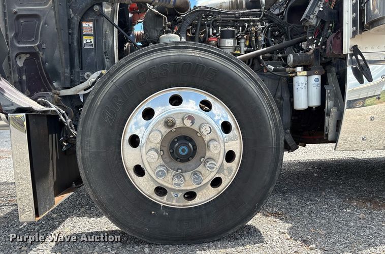 image for item DX8059 2017 Peterbilt 389 semi truck