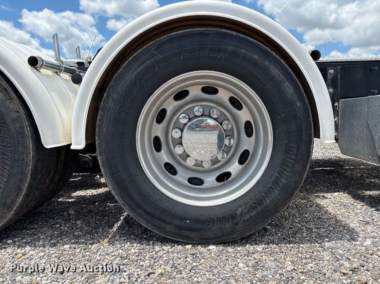 image for item DX8059 2017 Peterbilt 389 semi truck