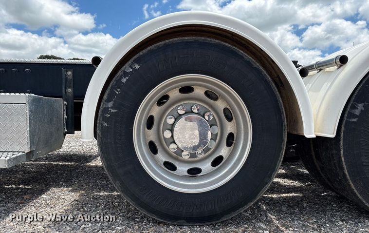 image for item DX8059 2017 Peterbilt 389 semi truck