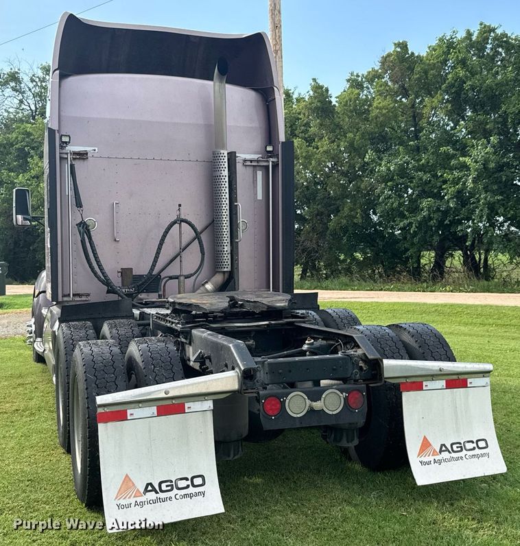 image for item DY0391 2010 Kenworth T660 semi truck