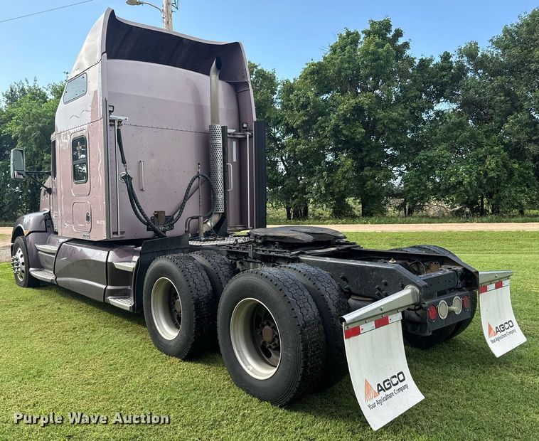 image for item DY0391 2010 Kenworth T660 semi truck