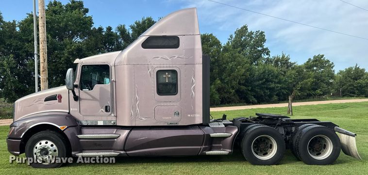 image for item DY0391 2010 Kenworth T660 semi truck