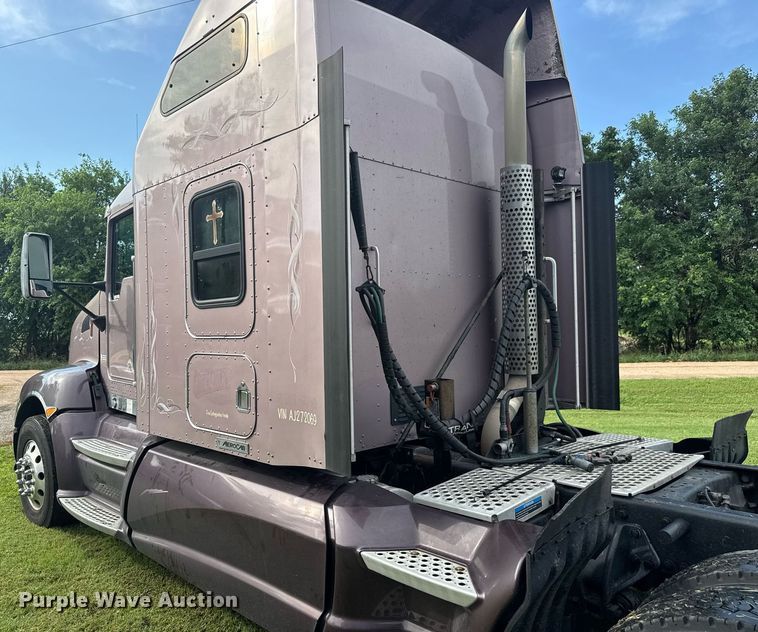 image for item DY0391 2010 Kenworth T660 semi truck