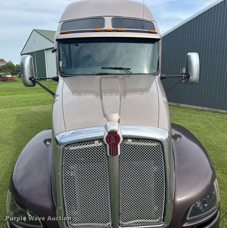 image for item DY0391 2010 Kenworth T660 semi truck