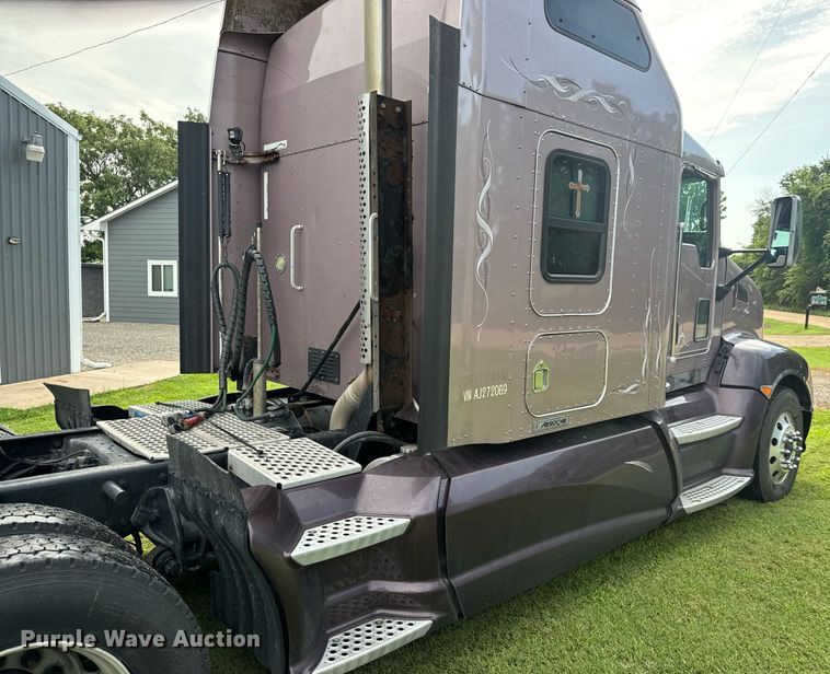 image for item DY0391 2010 Kenworth T660 semi truck