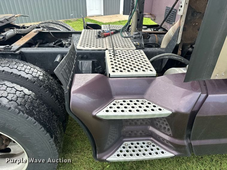 image for item DY0391 2010 Kenworth T660 semi truck