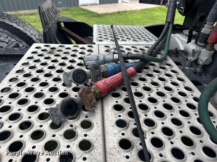 image for item DY0391 2010 Kenworth T660 semi truck