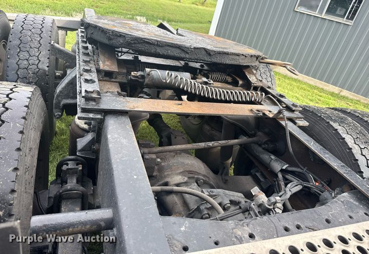 image for item DY0391 2010 Kenworth T660 semi truck