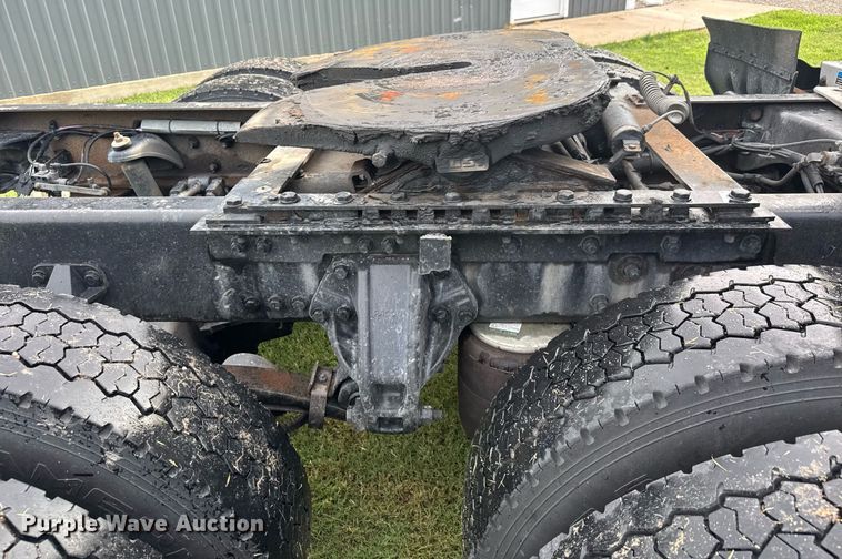 image for item DY0391 2010 Kenworth T660 semi truck