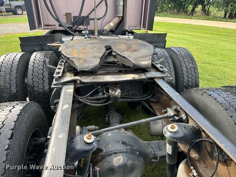 image for item DY0391 2010 Kenworth T660 semi truck