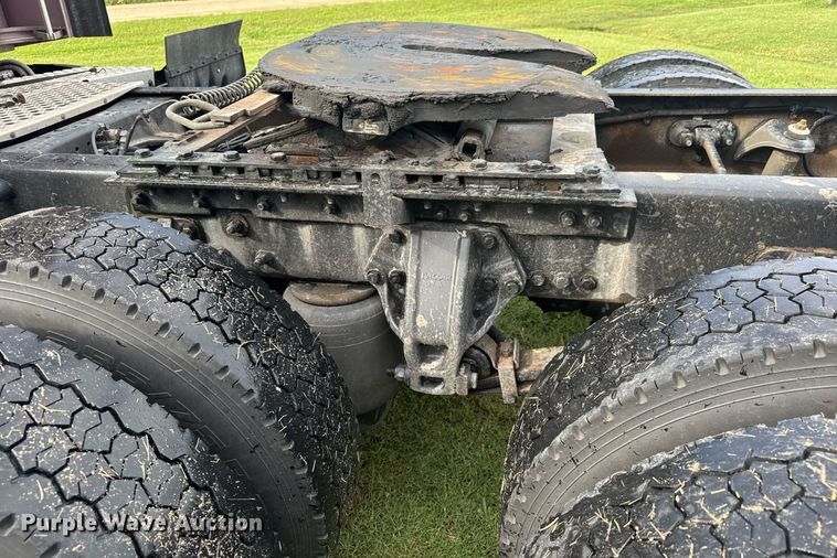 image for item DY0391 2010 Kenworth T660 semi truck