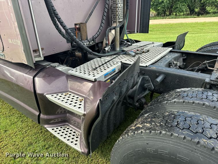 image for item DY0391 2010 Kenworth T660 semi truck