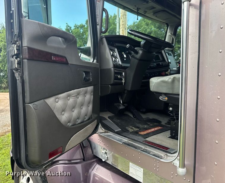 image for item DY0391 2010 Kenworth T660 semi truck