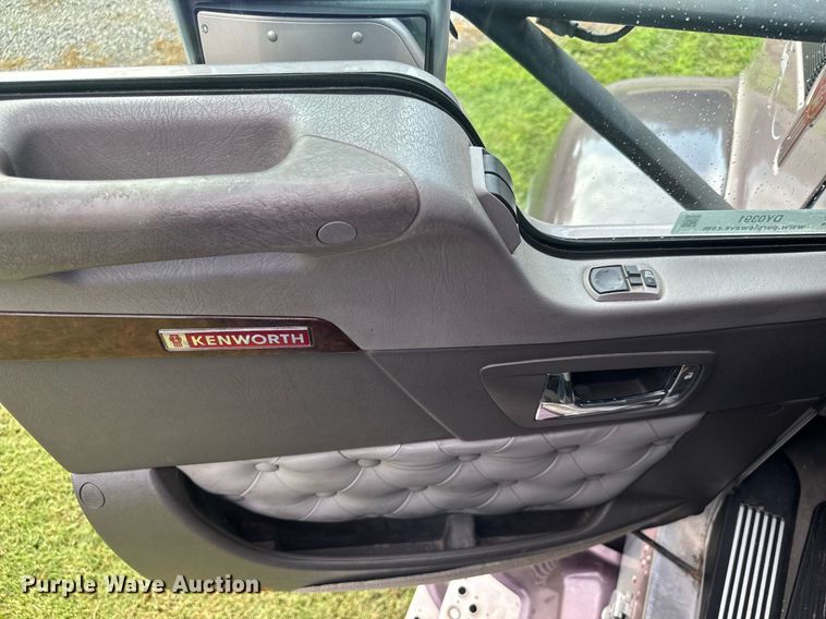 image for item DY0391 2010 Kenworth T660 semi truck