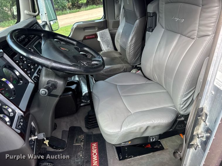 image for item DY0391 2010 Kenworth T660 semi truck