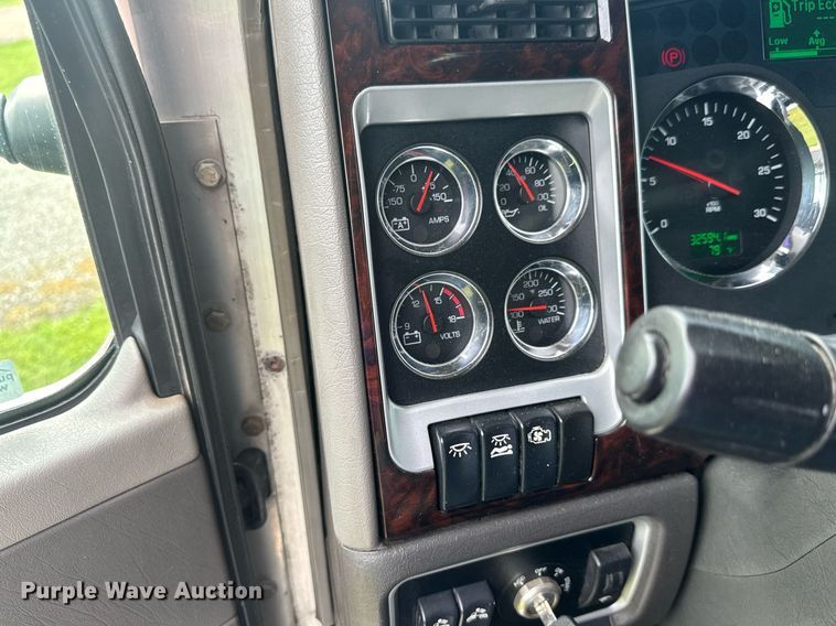 image for item DY0391 2010 Kenworth T660 semi truck