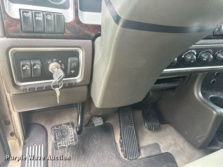 image for item DY0391 2010 Kenworth T660 semi truck