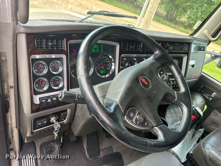 image for item DY0391 2010 Kenworth T660 semi truck