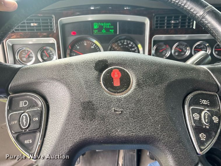 image for item DY0391 2010 Kenworth T660 semi truck